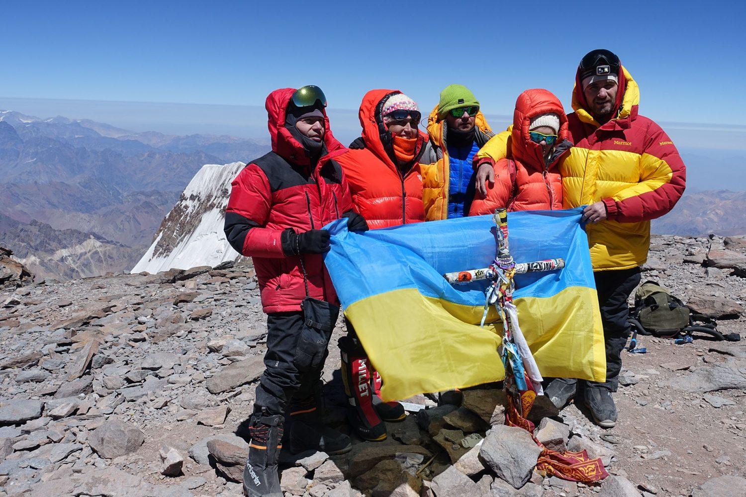 Група Kuluar з прапором України на вершині Аконкагуа