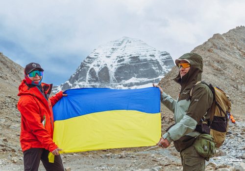 Учасники з українським прапором біля Кайласа