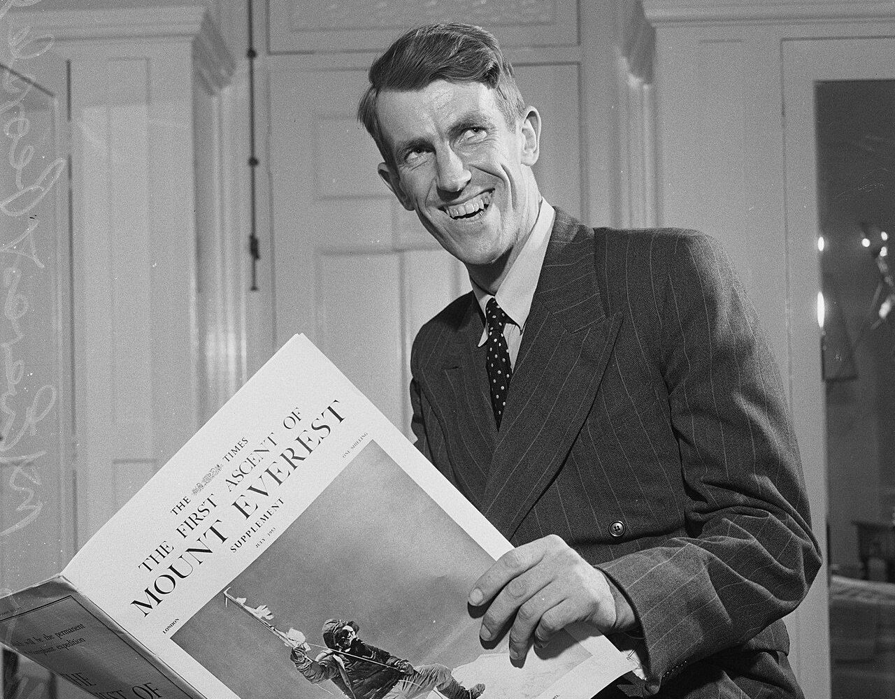 Едмунд Гілларі з виданням про перше сходження на Еверест, липень 1953 року