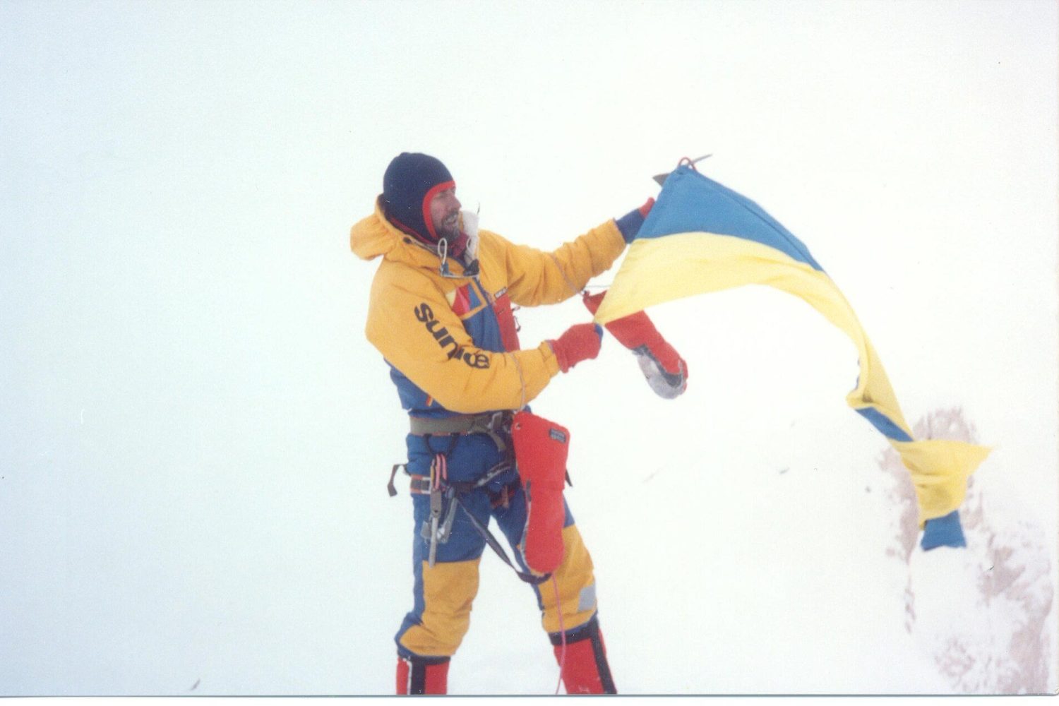 Владислав Терзиул з прапором України на вершині Гашербруму II, 1996 рік